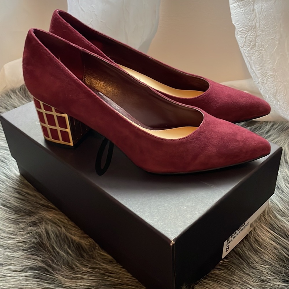 NIB - Suede Pumps